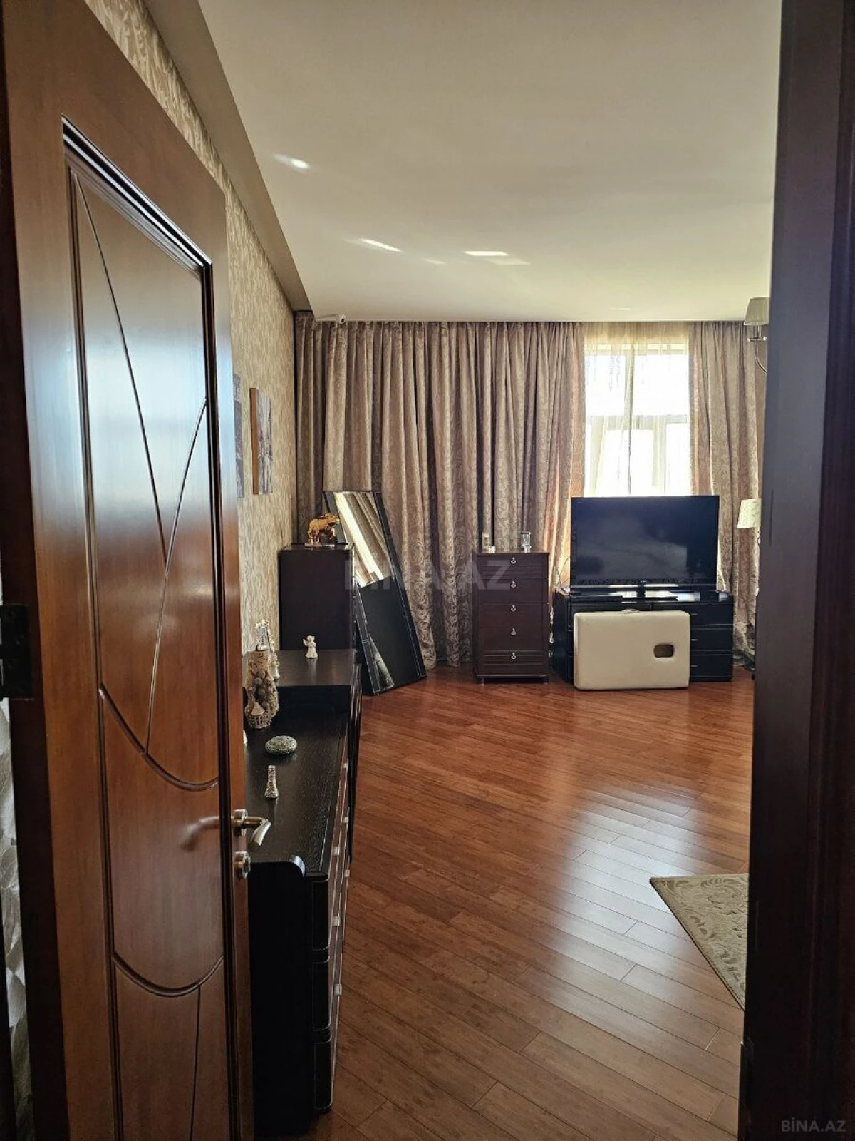 Satılır 7 otaqlı mənzil 373 m²