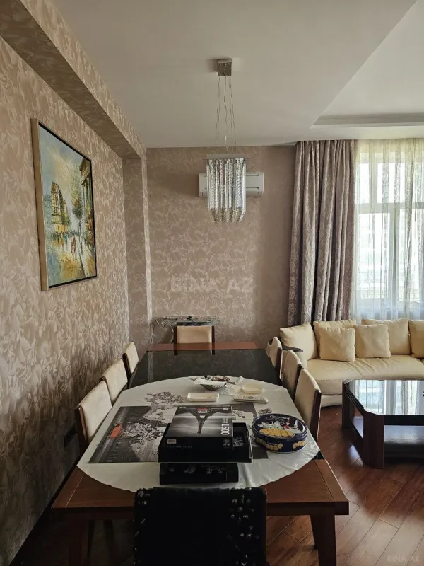 Satılır 7 otaqlı mənzil 373 m²