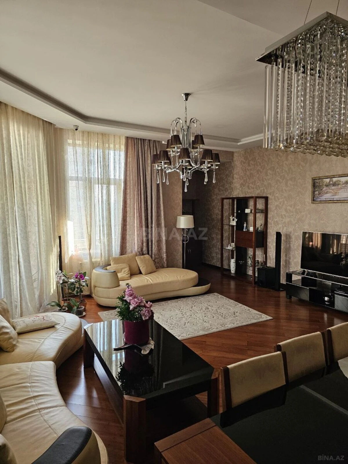 Satılır 7 otaqlı mənzil 373 m²