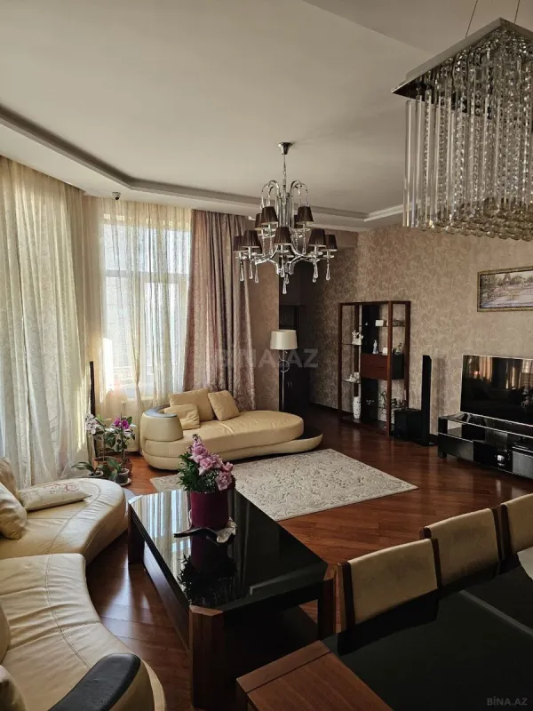 Satılır 7 otaqlı mənzil 373 m²