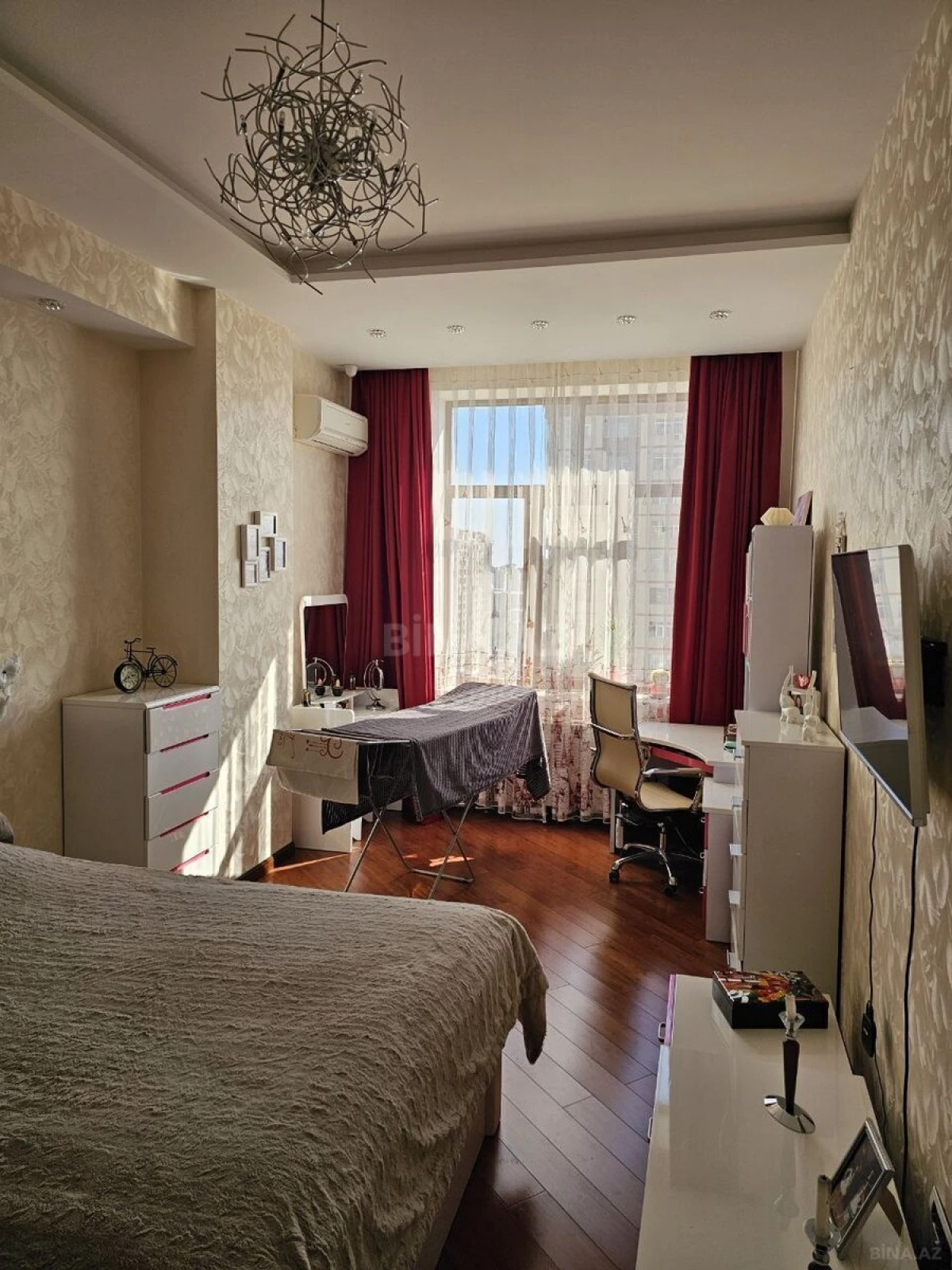 Satılır 7 otaqlı mənzil 373 m²