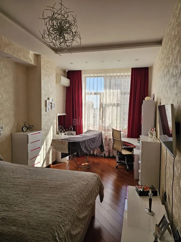 Satılır 7 otaqlı mənzil 373 m²