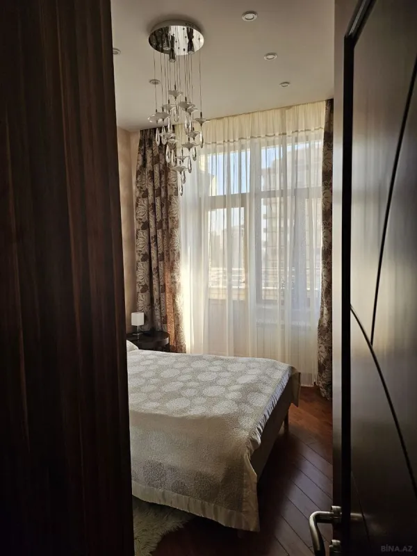 Satılır 7 otaqlı mənzil 373 m²