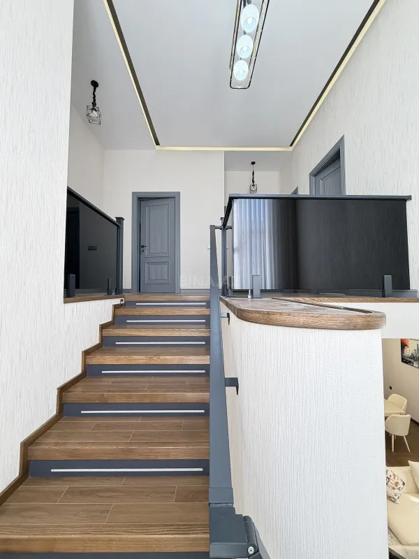 Satılır 5 otaqlı həyət evi 200 m²