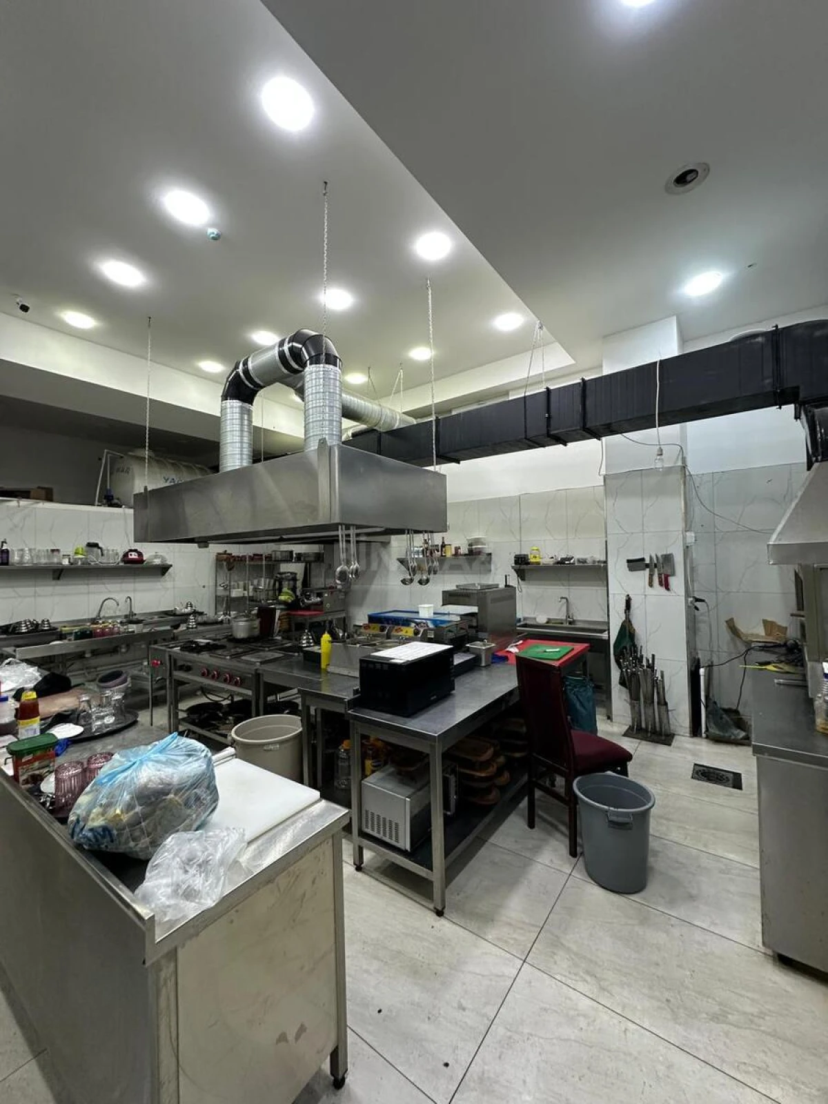 Satılır obyekt 390 m²