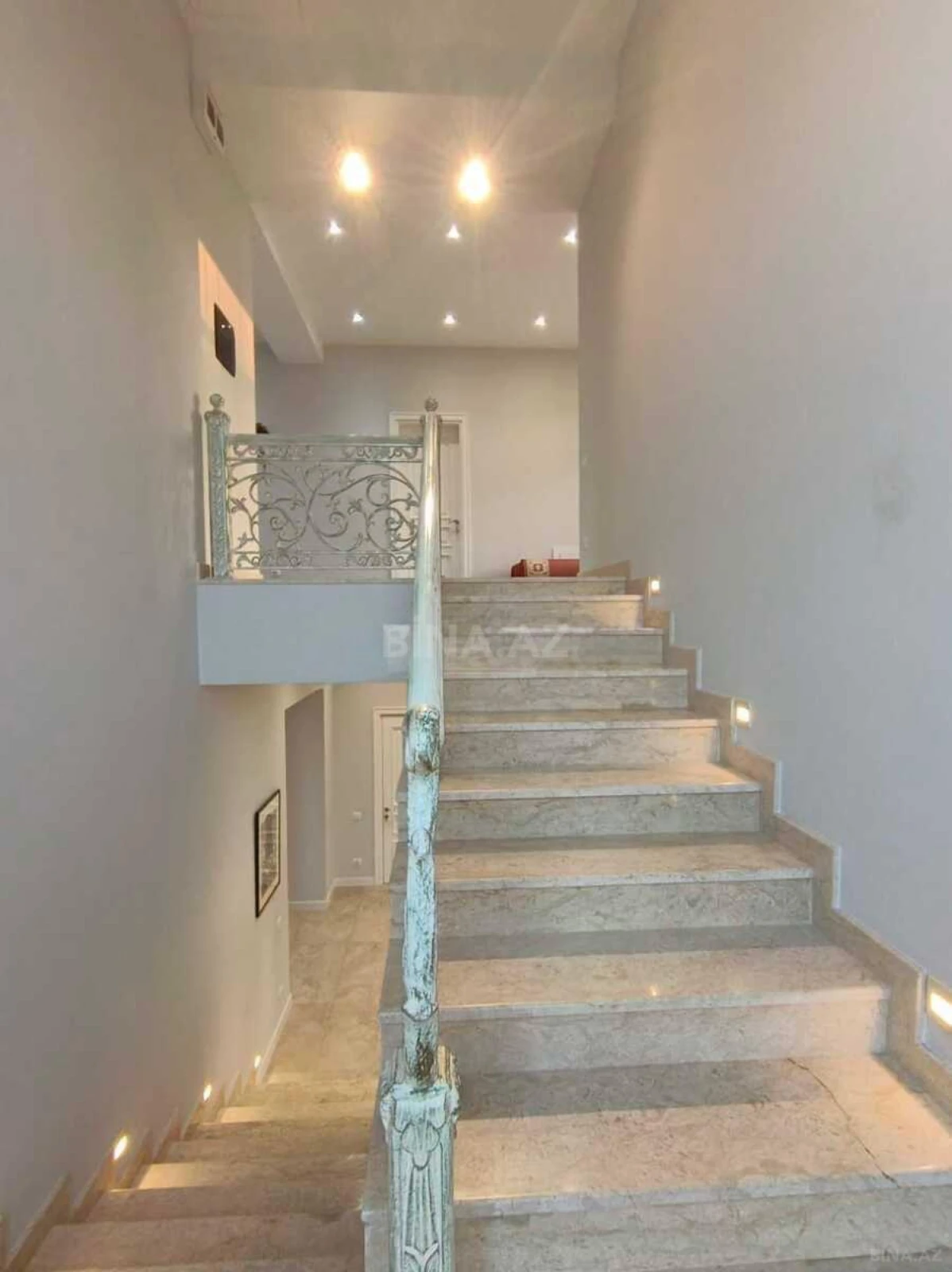 Satılır 7 otaqlı həyət evi 390.7 m²