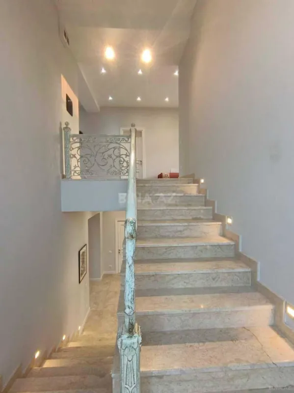 Satılır 7 otaqlı həyət evi 390.7 m²