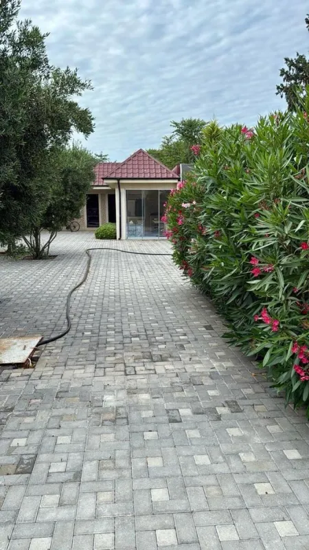 Satılır 7 otaqlı həyət evi 390.7 m²