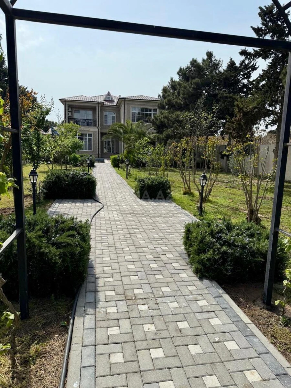 Satılır 7 otaqlı həyət evi 390.7 m²