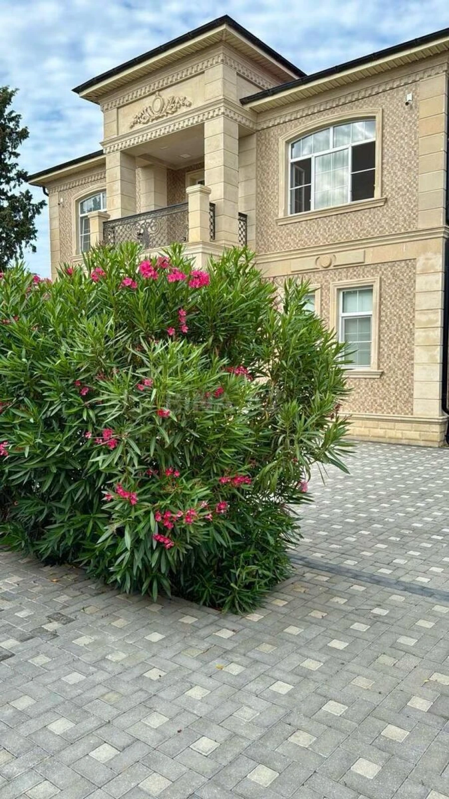 Satılır 7 otaqlı həyət evi 390.7 m²