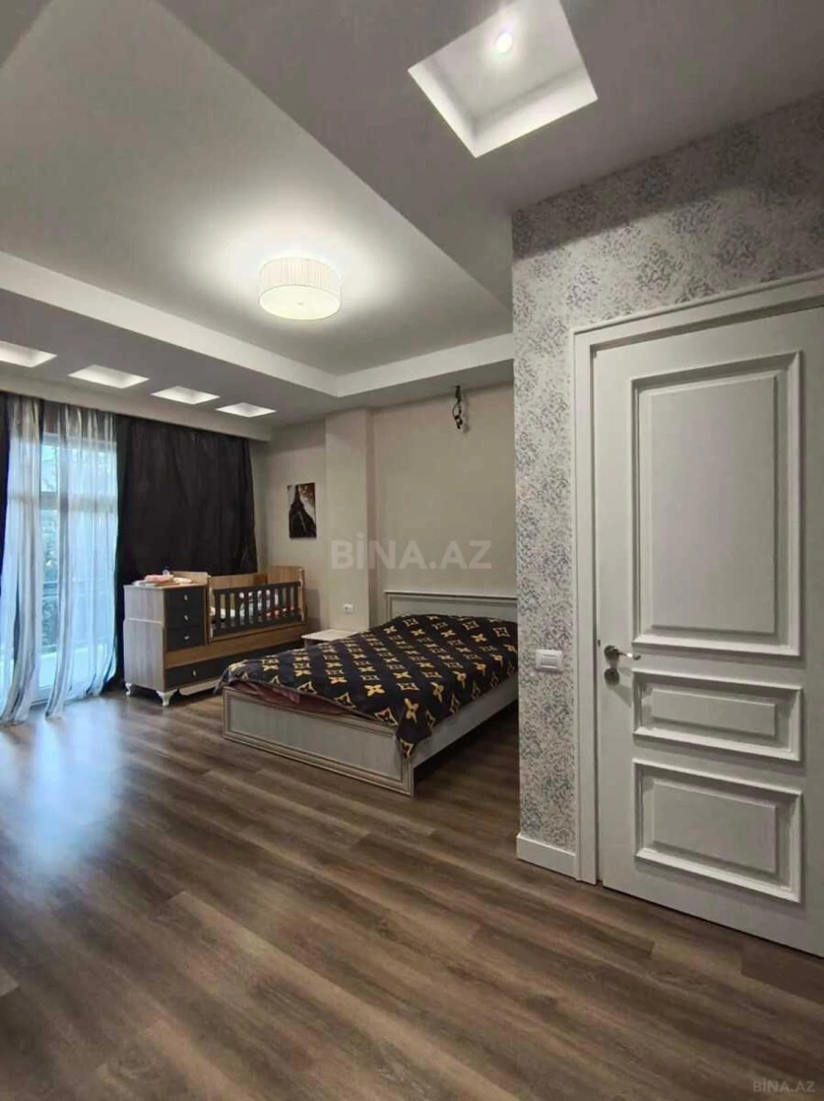 Satılır 7 otaqlı həyət evi 390.7 m²