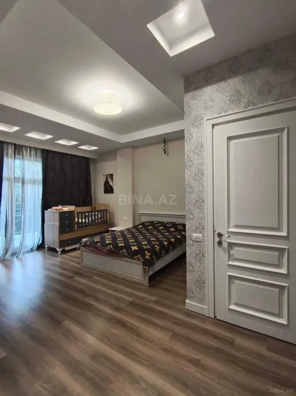 Satılır 7 otaqlı həyət evi 390.7 m²