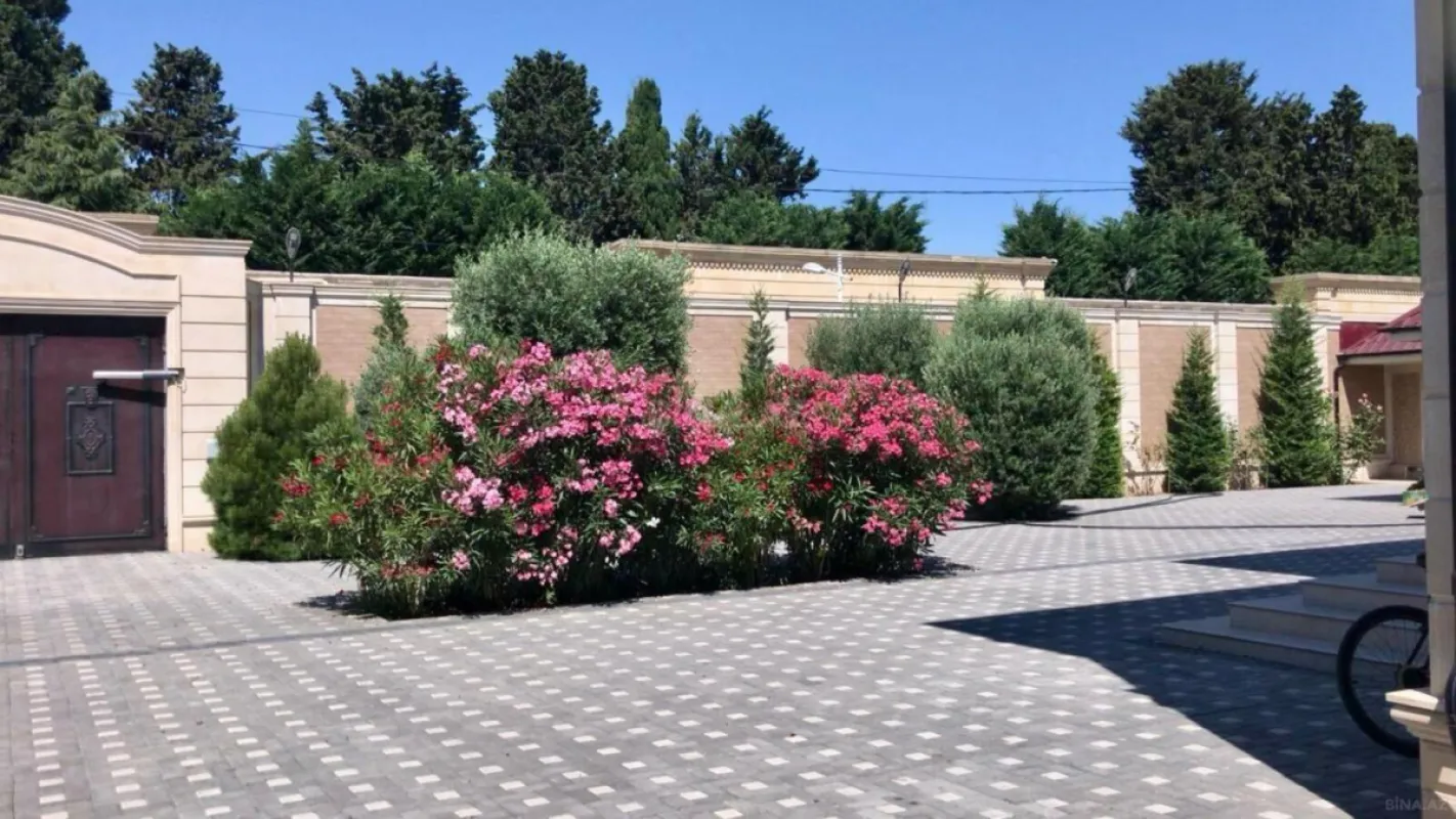Satılır 7 otaqlı həyət evi 390.7 m²