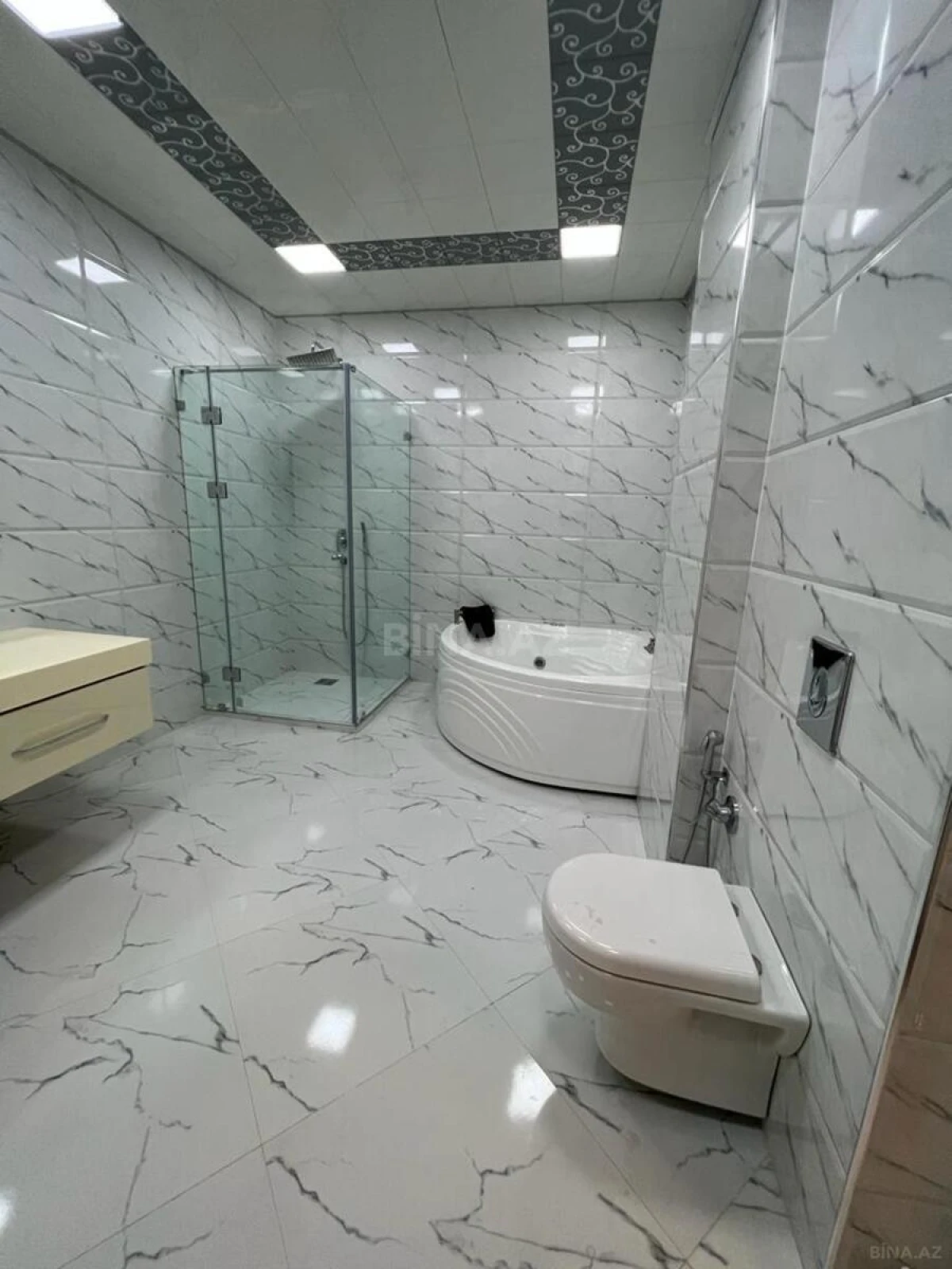 Satılır 3 otaqlı mənzil 141 m²