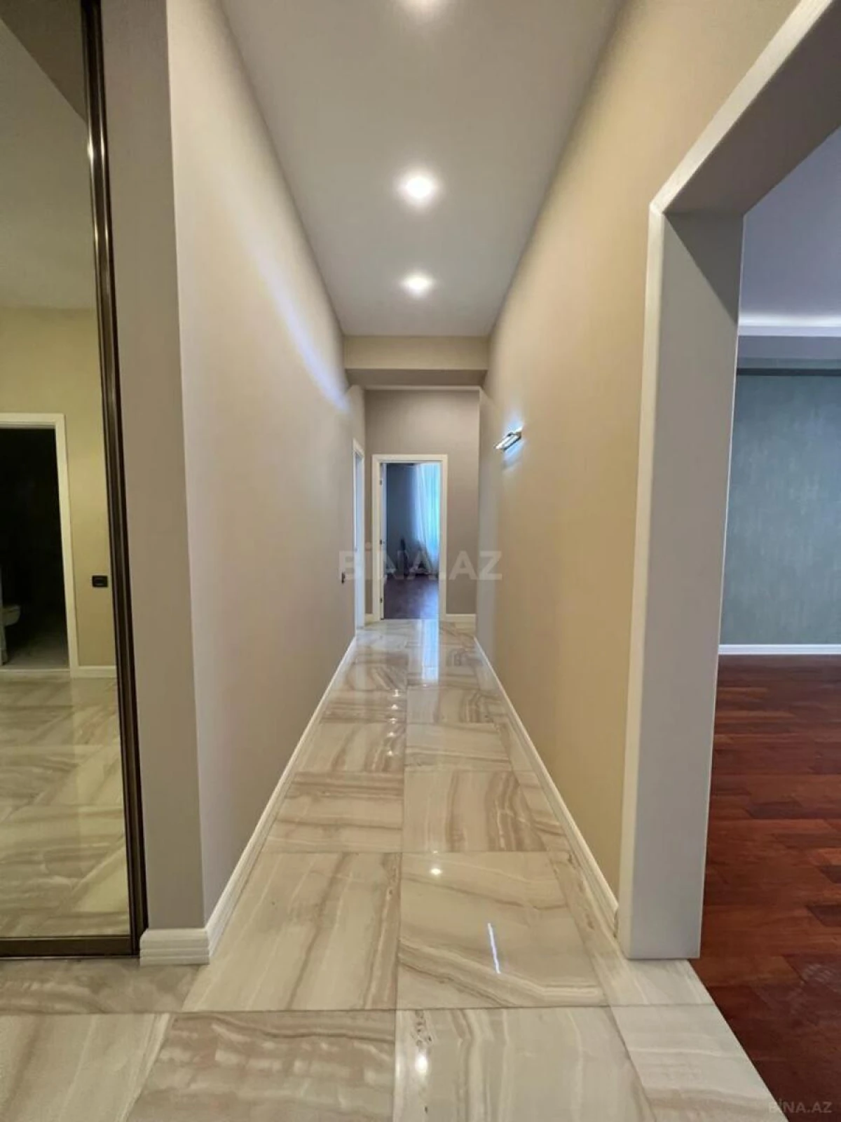 Satılır 3 otaqlı mənzil 141 m²