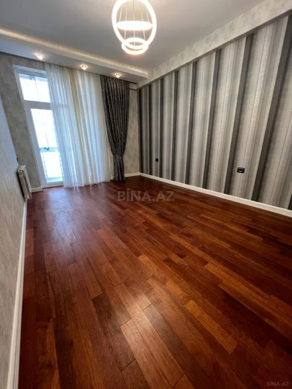 Satılır 3 otaqlı mənzil 141 m²