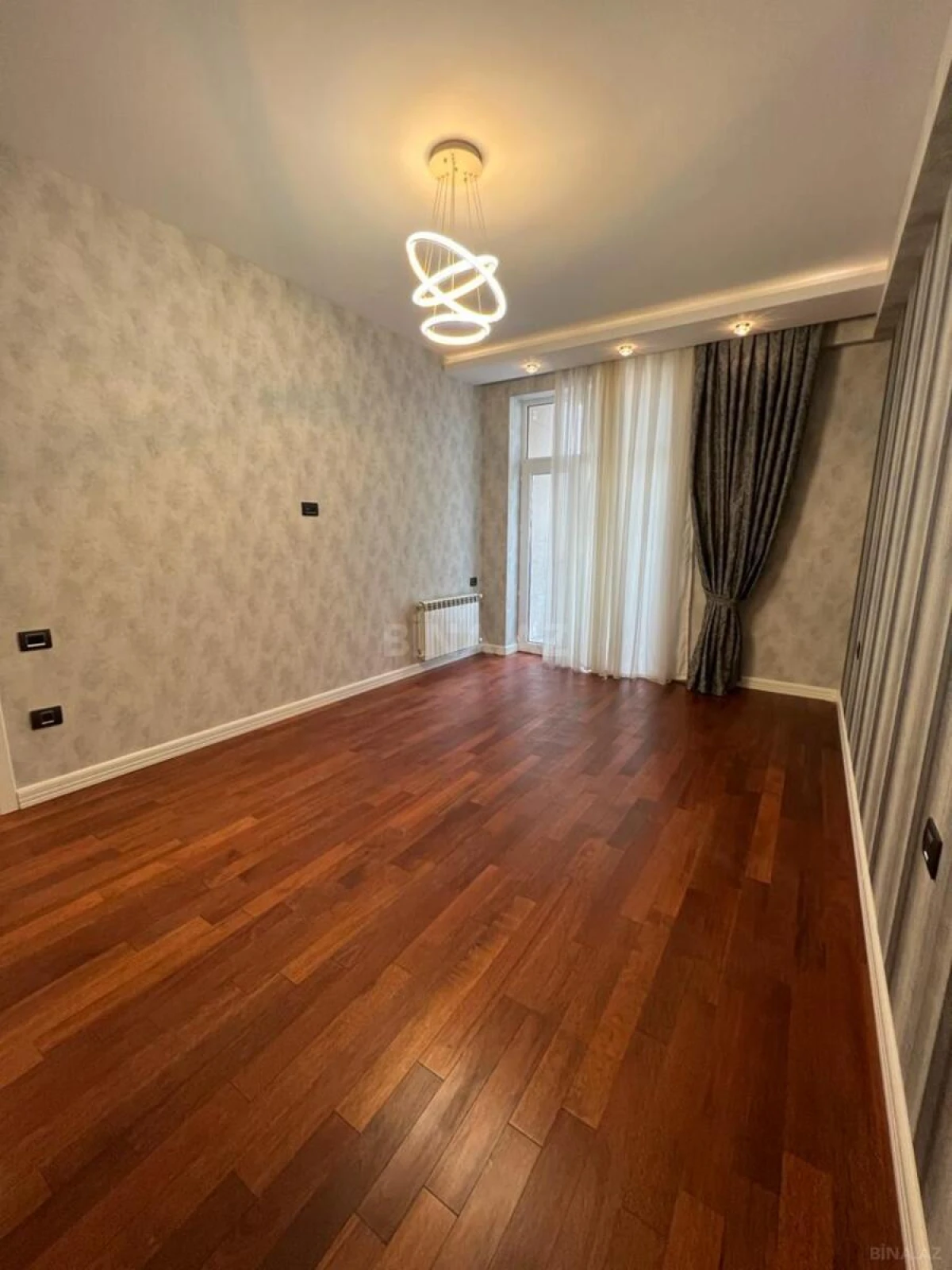 Satılır 3 otaqlı mənzil 141 m²