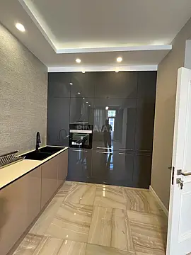 Satılır 3 otaqlı mənzil 141 m²