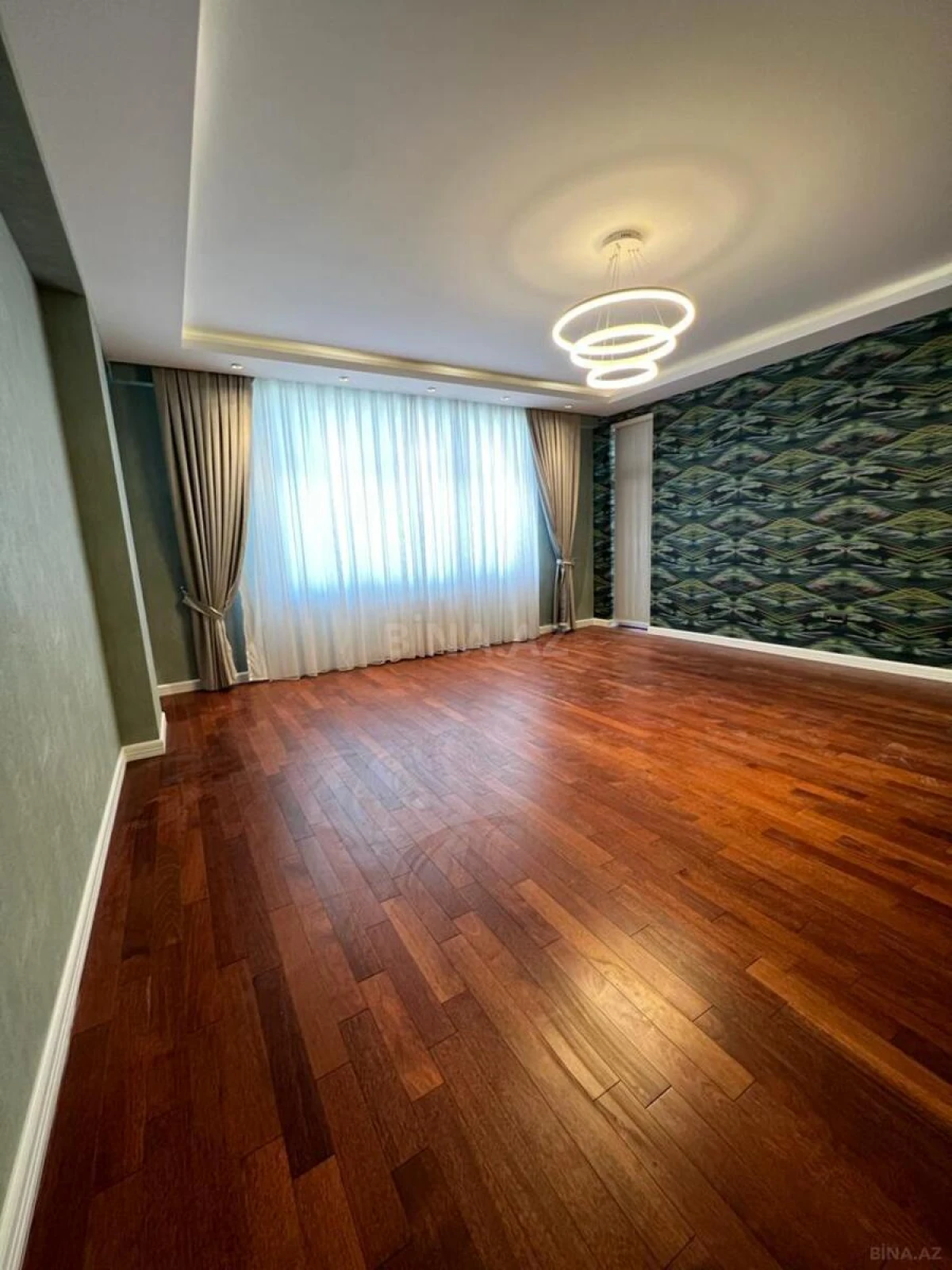 Satılır 3 otaqlı mənzil 141 m²