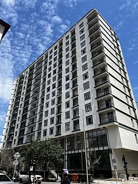 Satılır 4 otaqlı mənzil 196 m²