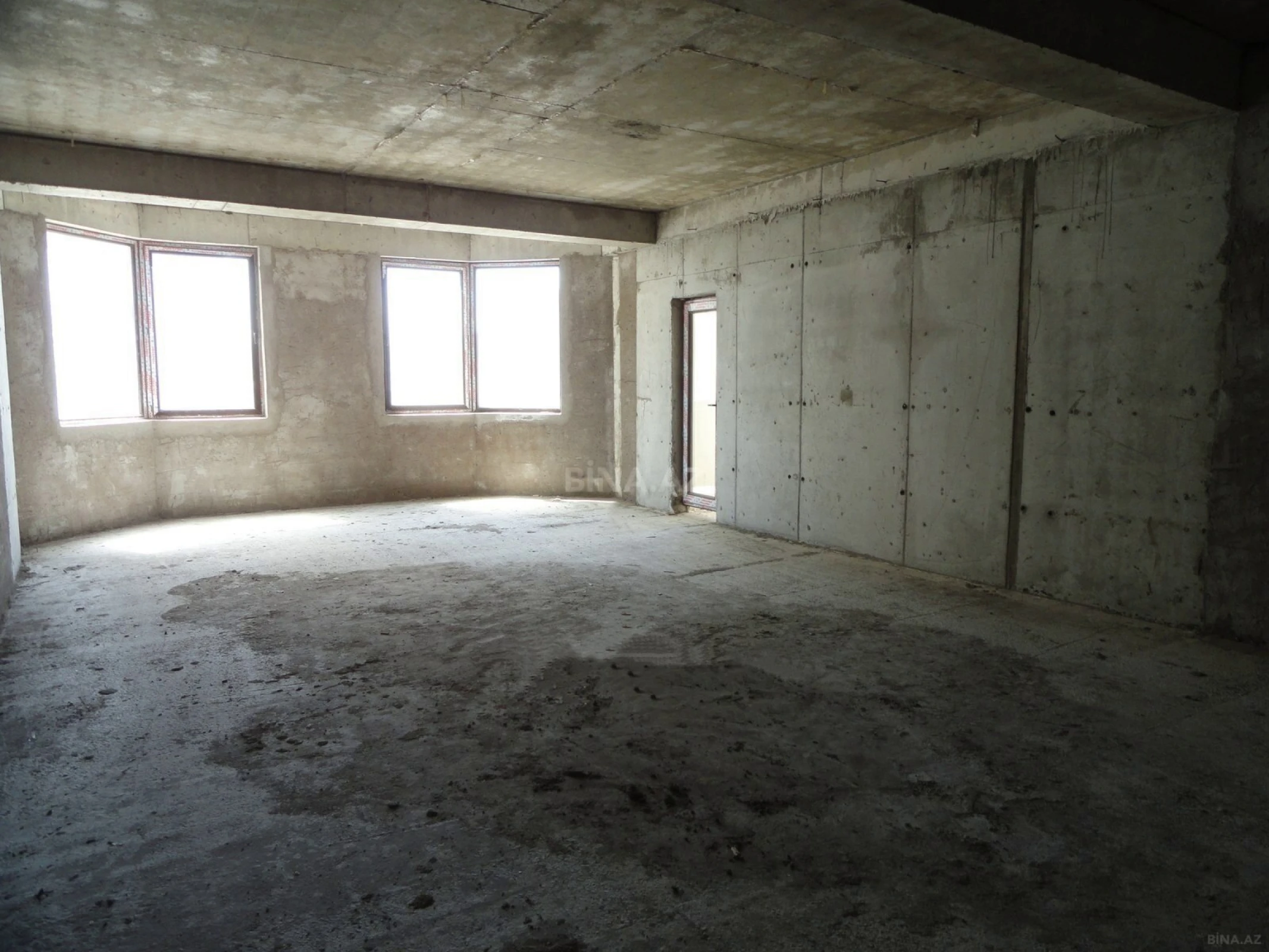 Satılır 4 otaqlı mənzil 196 m²