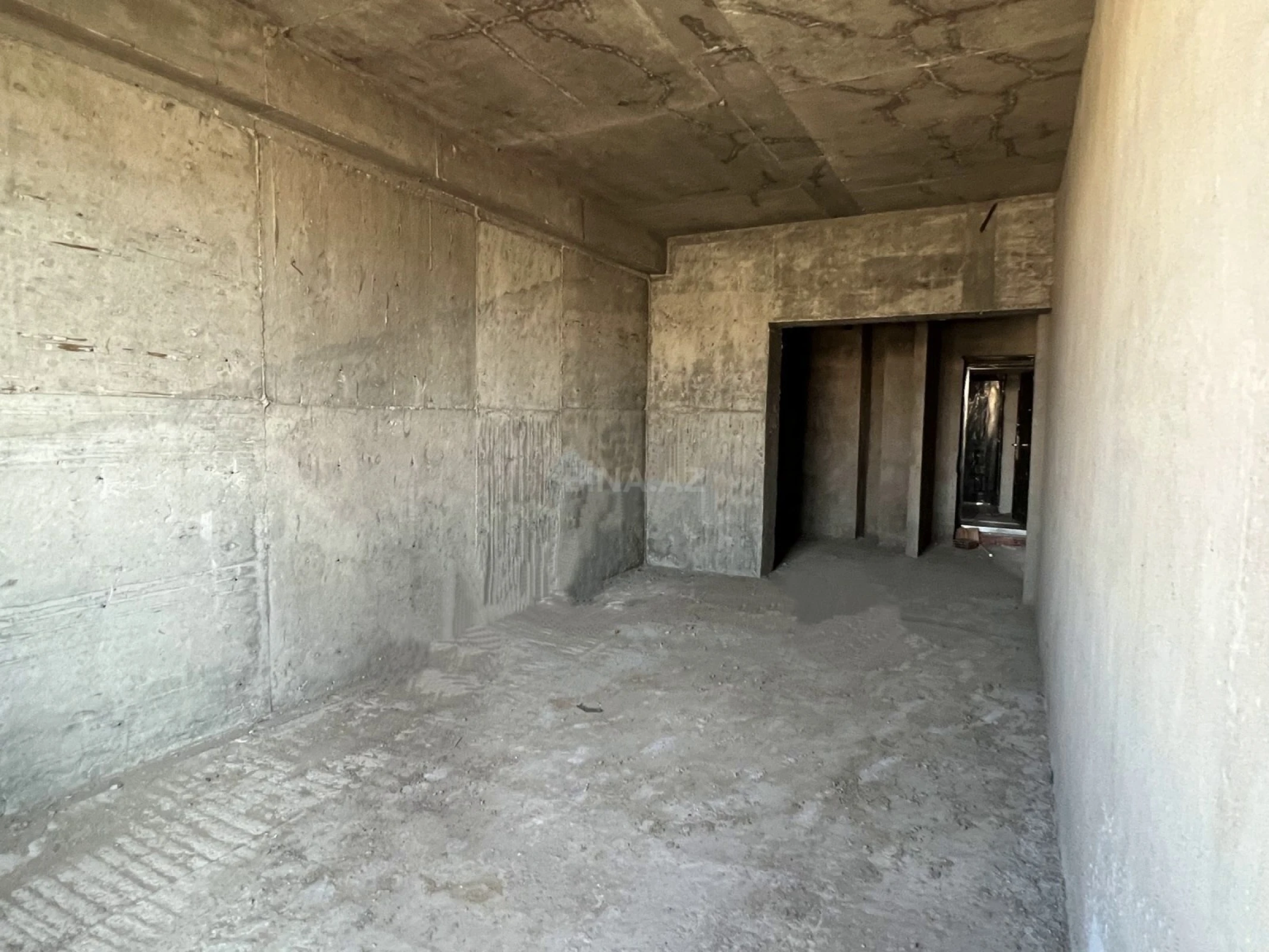 Satılır 4 otaqlı mənzil 196 m²