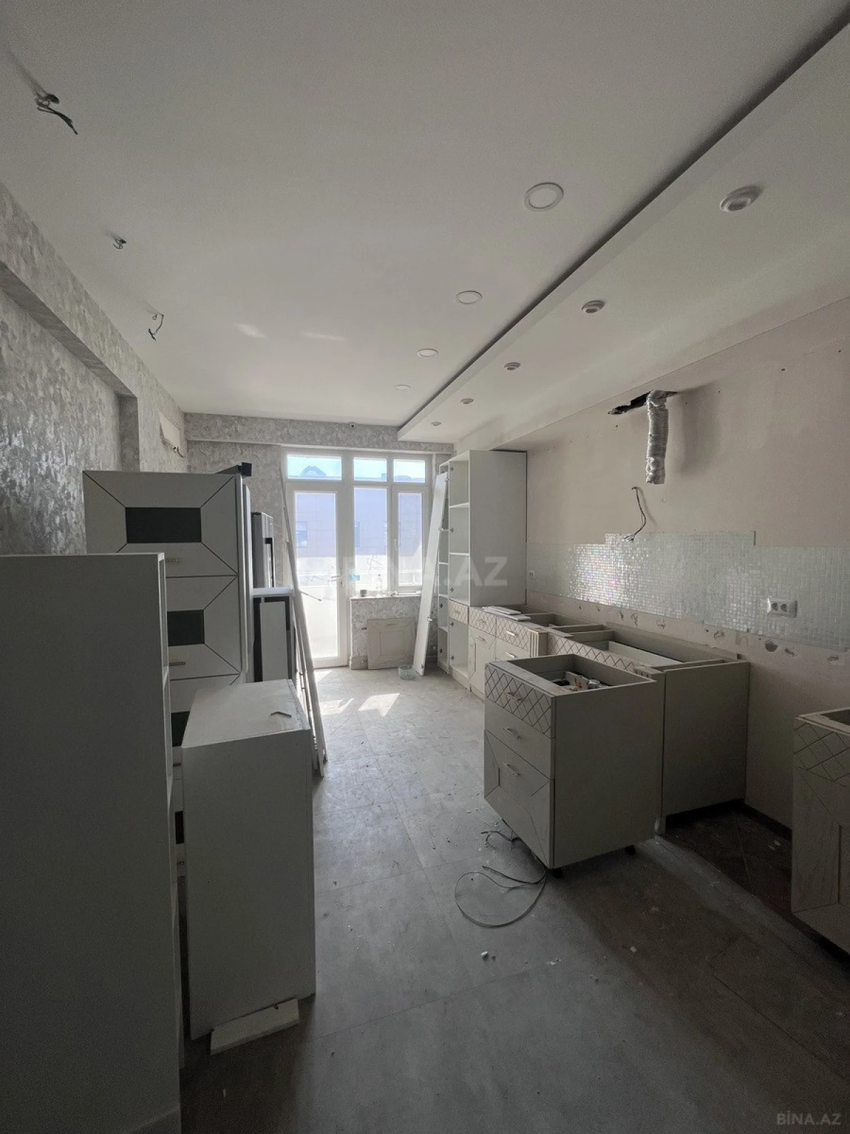 Satılır 4 otaqlı mənzil 254 m²