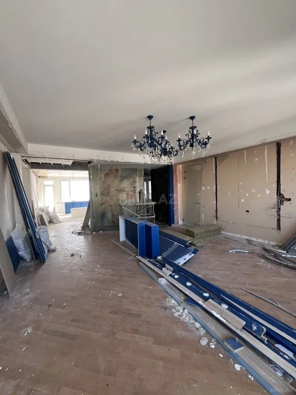 Satılır 4 otaqlı mənzil 254 m²