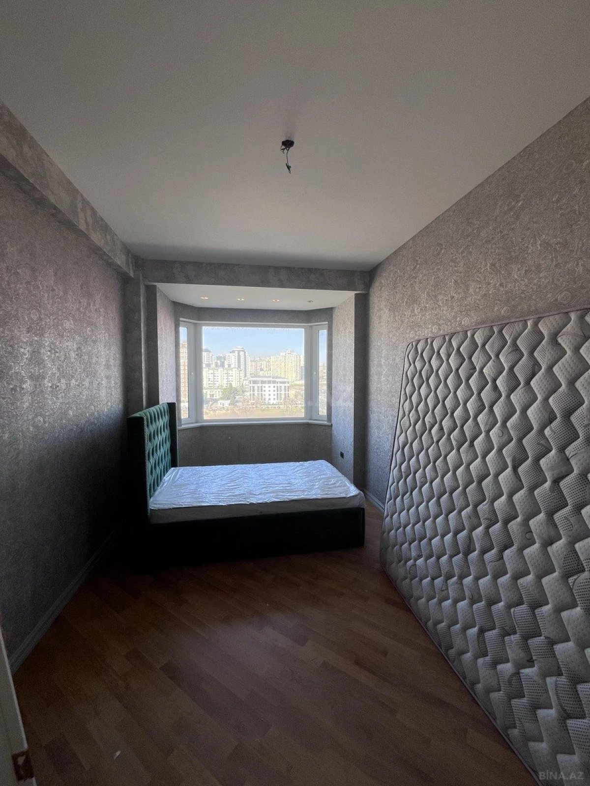 Satılır 4 otaqlı mənzil 254 m²