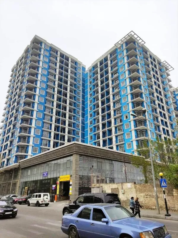 Satılır 4 otaqlı mənzil 181 m²