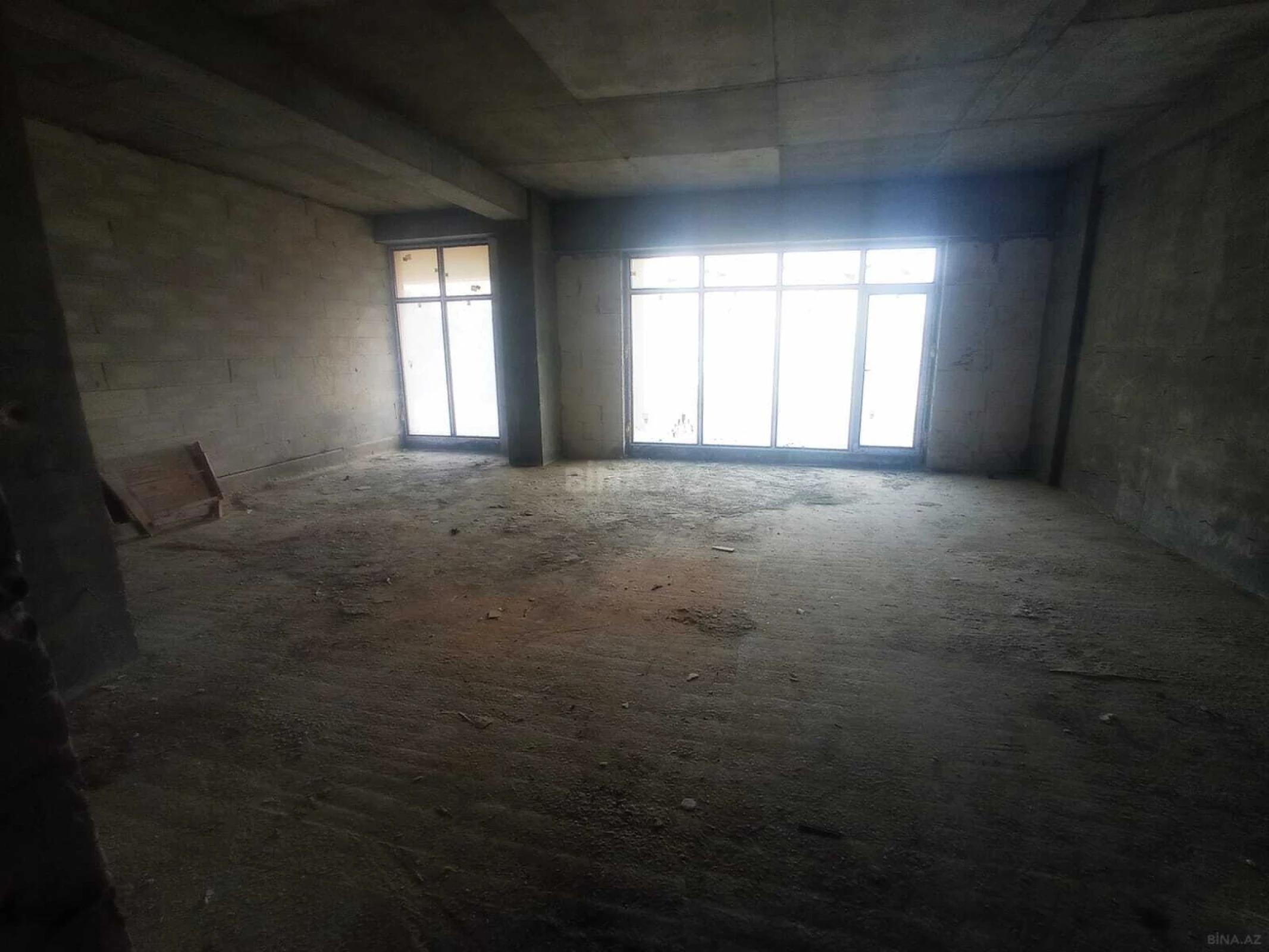 Satılır 4 otaqlı mənzil 181 m²