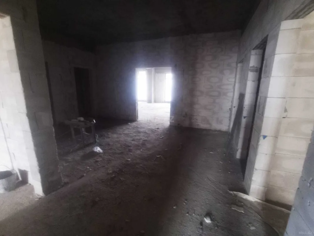 Satılır 4 otaqlı mənzil 181 m²