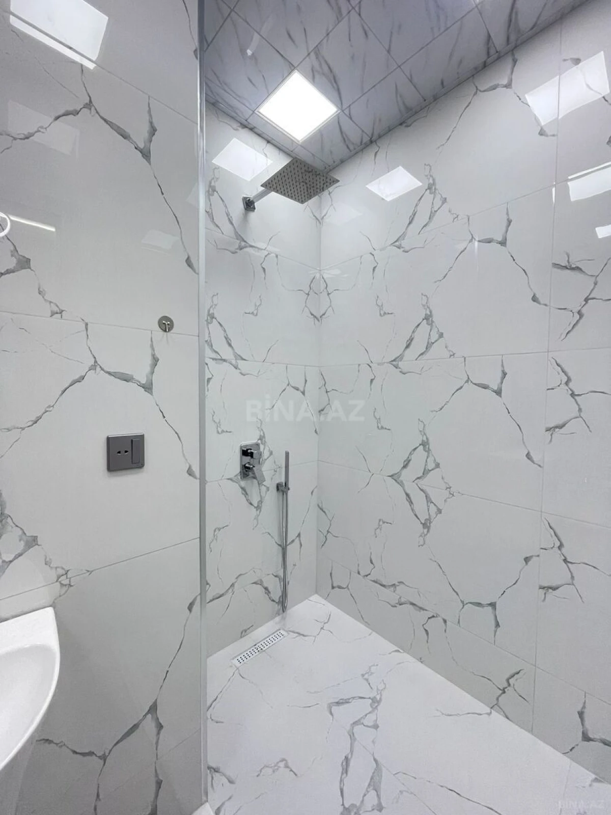 Kirayə verilir 3 otaqlı mənzil 137 m²