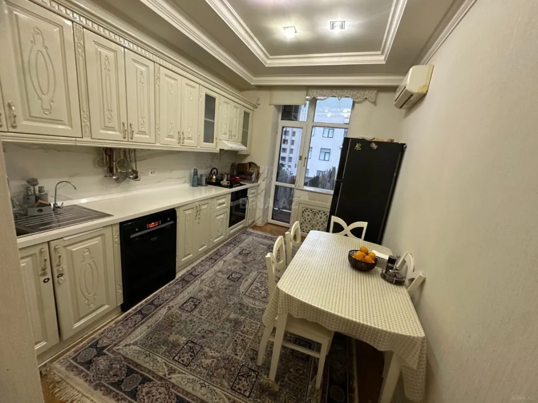 Satılır 3 otaqlı mənzil 135 m²