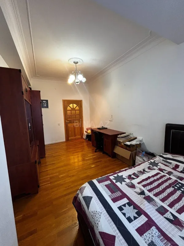 Satılır 4 otaqlı mənzil 175 m²