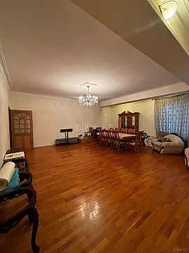 Satılır 4 otaqlı mənzil 175 m²