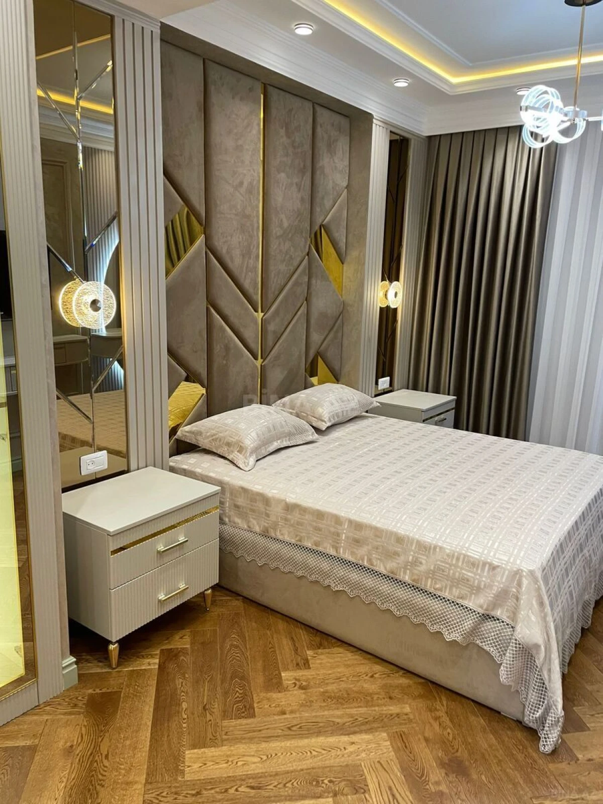 Satılır 4 otaqlı mənzil 217 m²