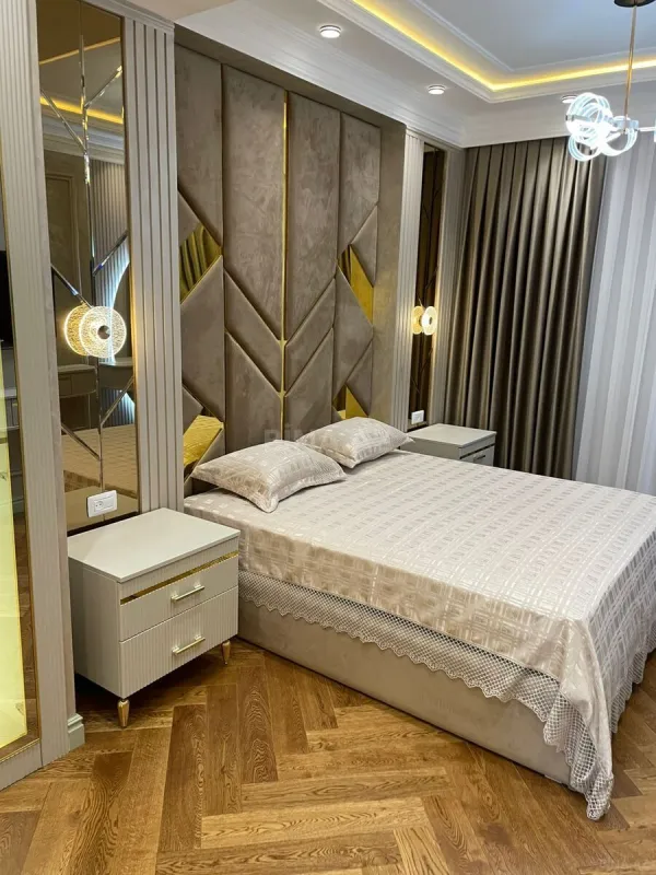 Satılır 4 otaqlı mənzil 217 m²