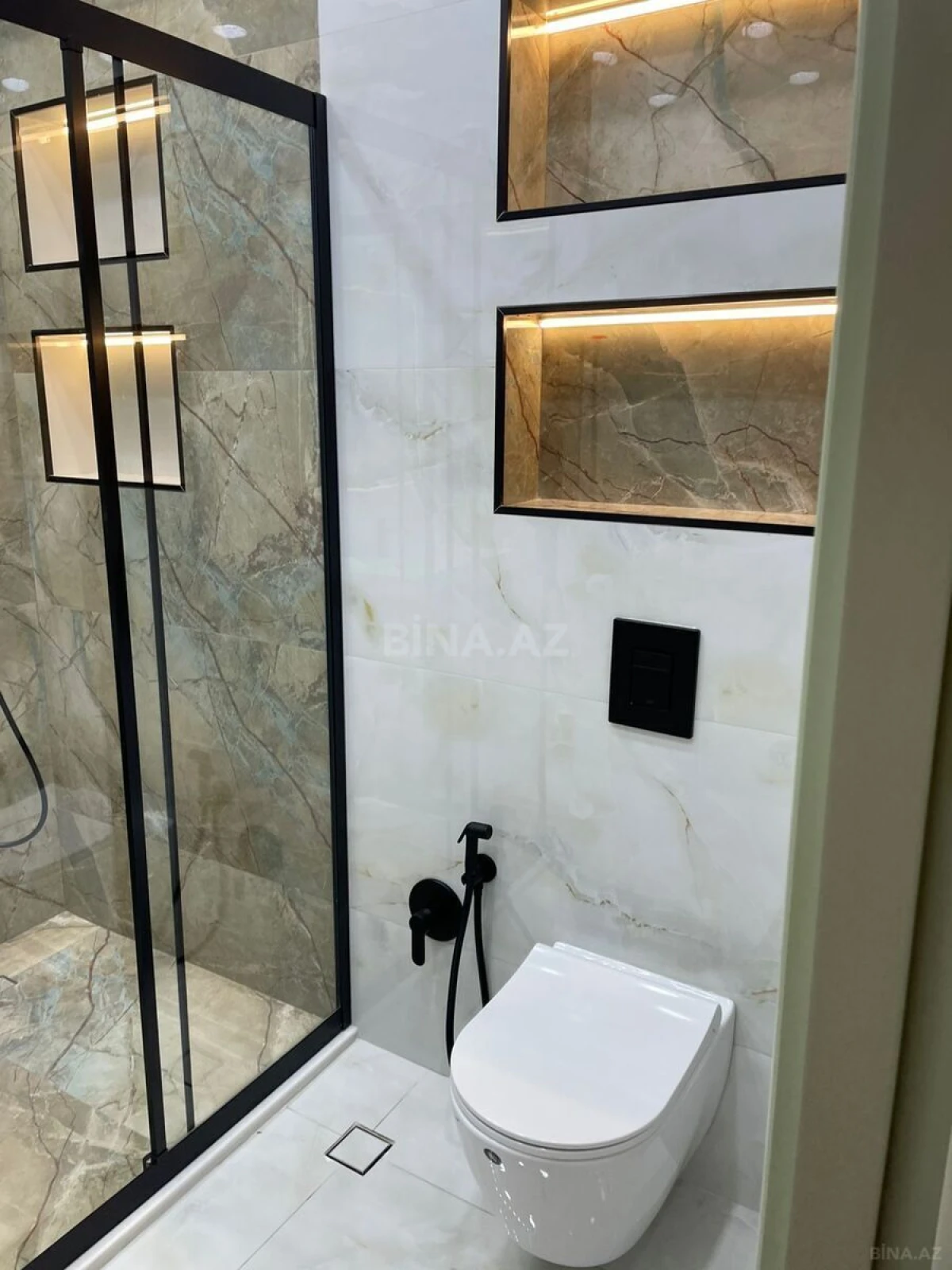 Satılır 4 otaqlı mənzil 217 m²