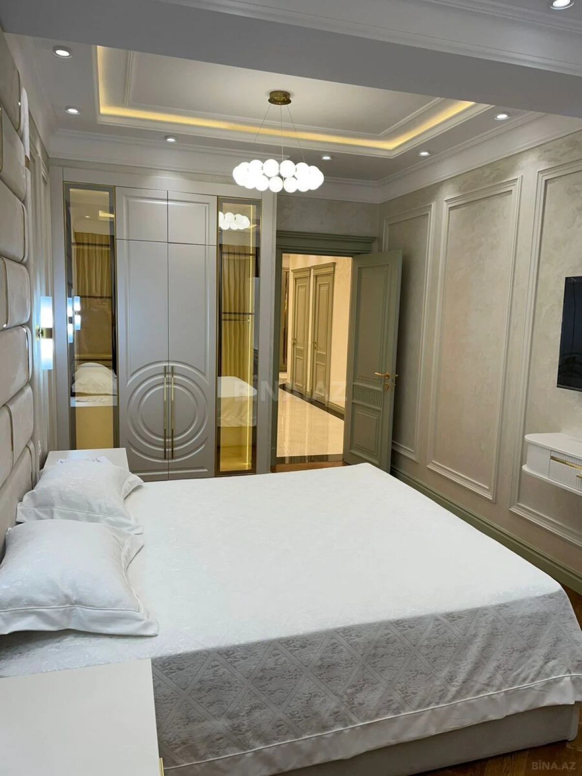 Satılır 4 otaqlı mənzil 217 m²