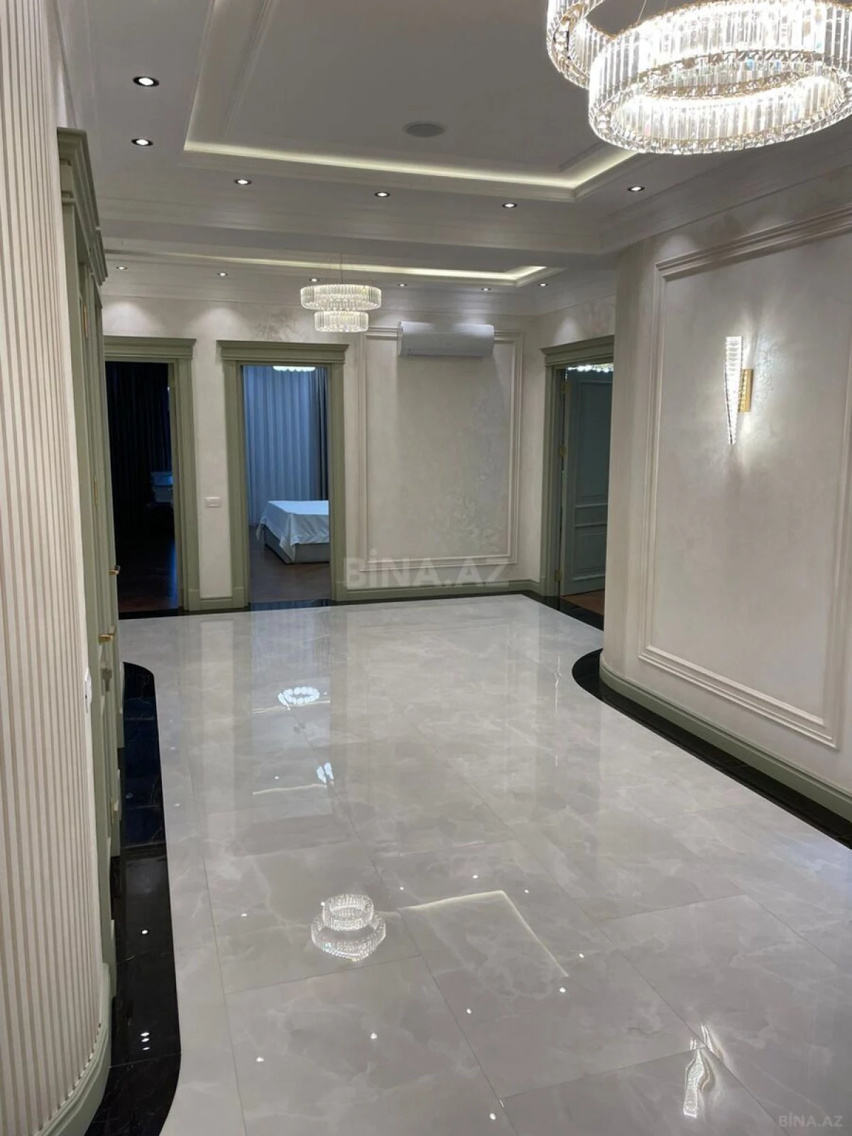 Satılır 4 otaqlı mənzil 217 m²