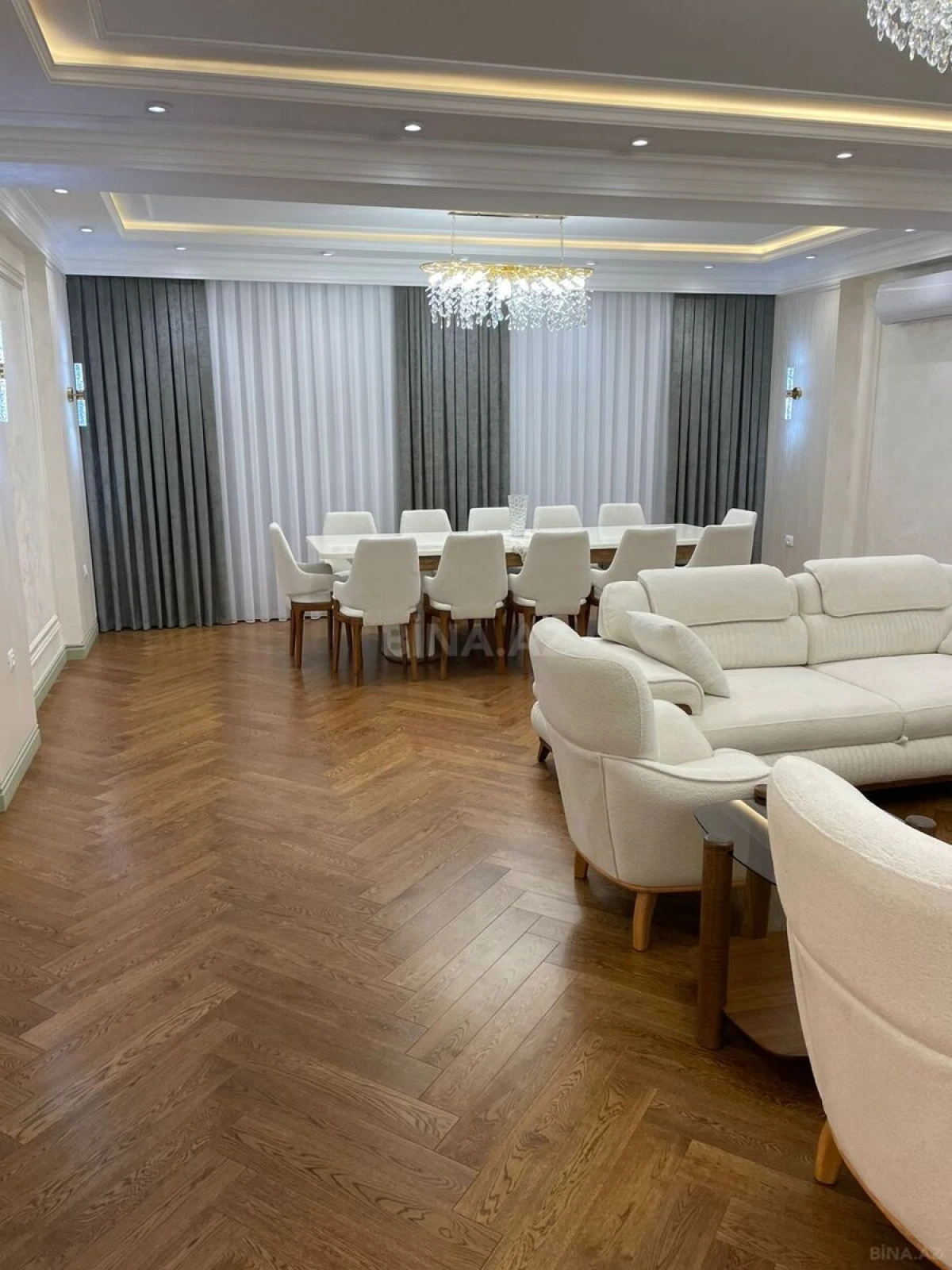 Satılır 4 otaqlı mənzil 217 m²