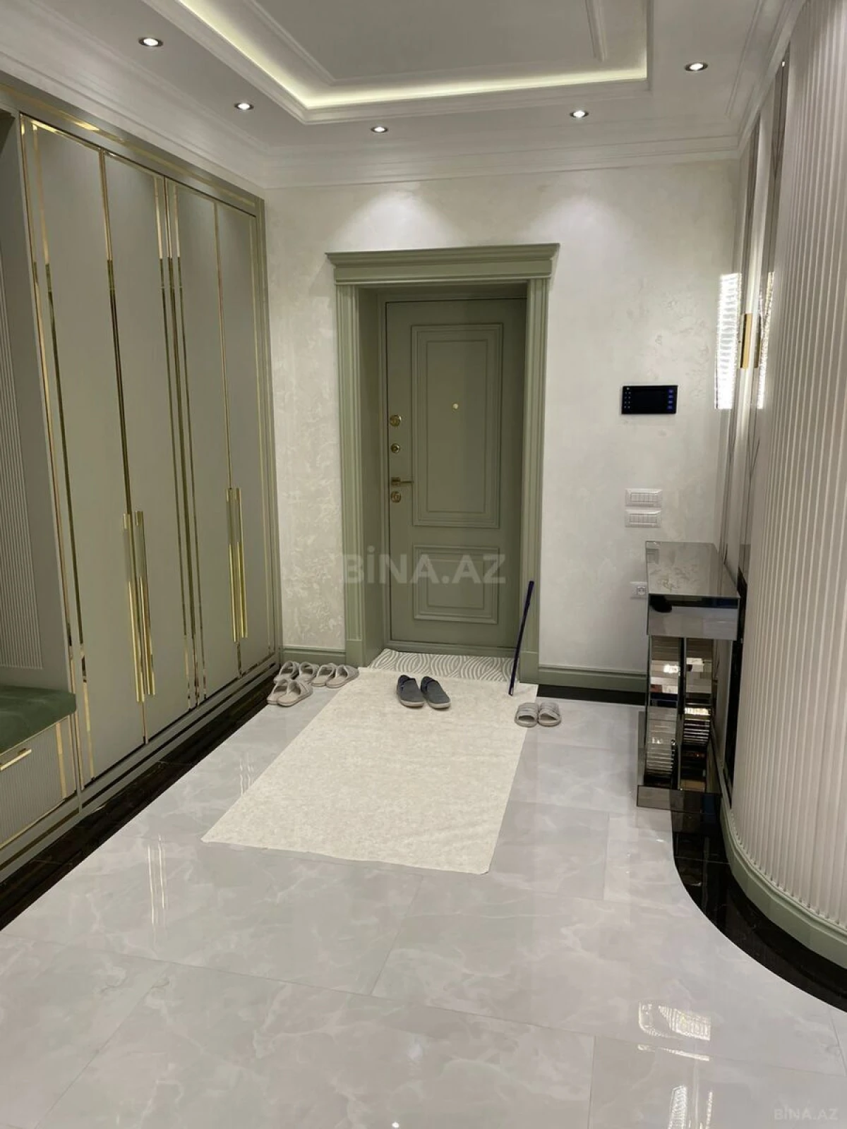 Satılır 4 otaqlı mənzil 217 m²