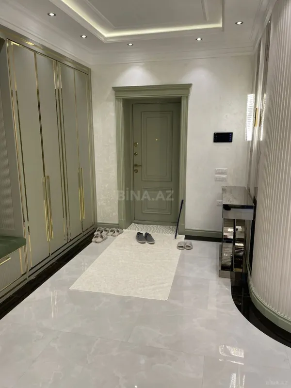 Satılır 4 otaqlı mənzil 217 m²