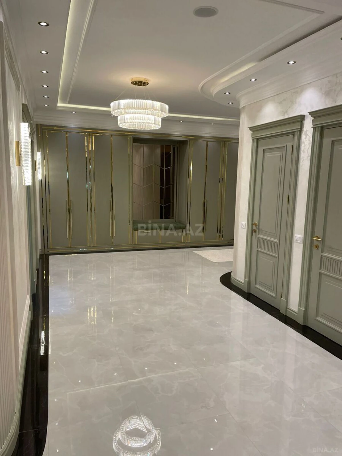 Satılır 4 otaqlı mənzil 217 m²