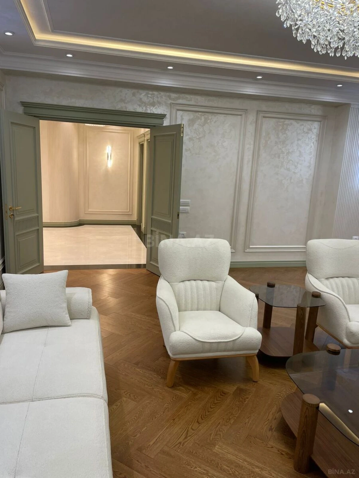 Satılır 4 otaqlı mənzil 217 m²