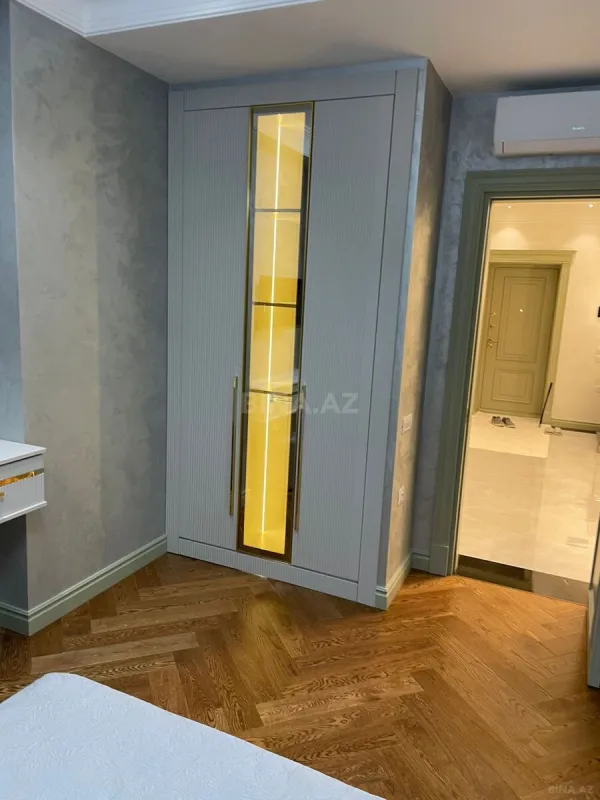 Satılır 4 otaqlı mənzil 217 m²