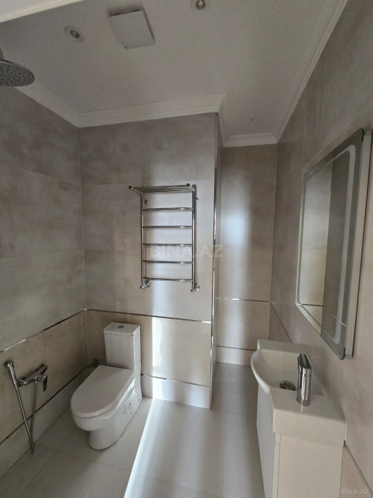 Satılır 3 otaqlı mənzil 172 m²