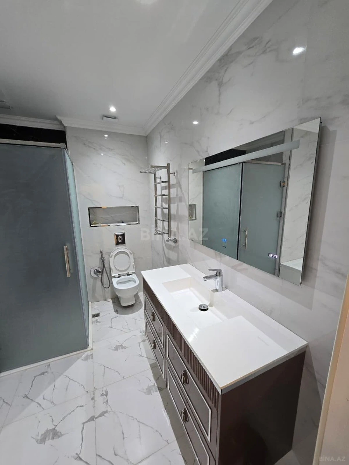 Satılır 3 otaqlı mənzil 172 m²