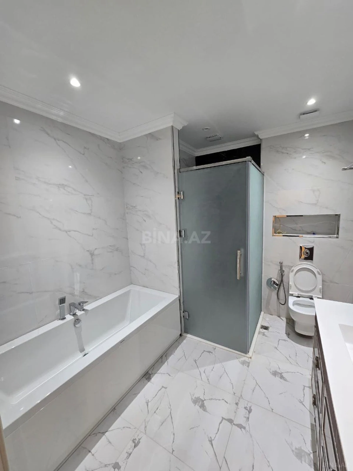 Satılır 3 otaqlı mənzil 172 m²